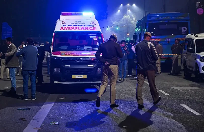 দিল্লির লাল কেল্লার মেট্রোস্টেশনের কাছে বিস্ফোরণে নিহত ৮, বহু হতাহত (ভিডিও)